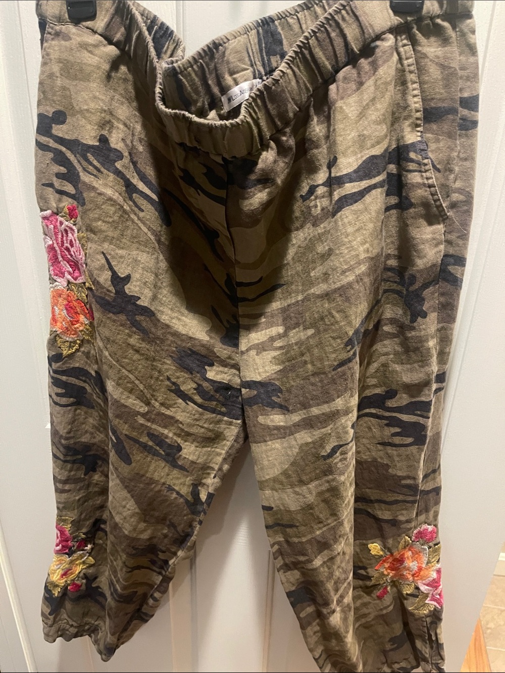 Johnny Was Camo Capri Pants with Floral Embroidery. Linen